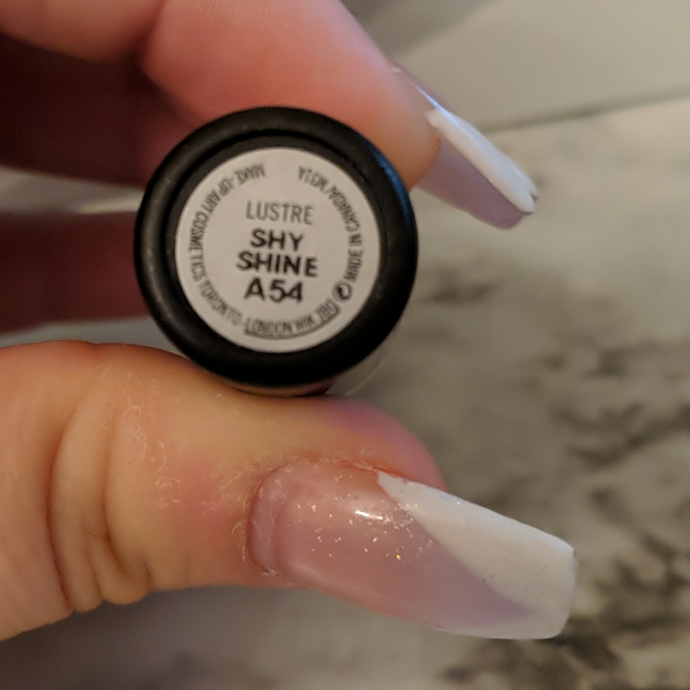 MAC LIPSTICK shy shine